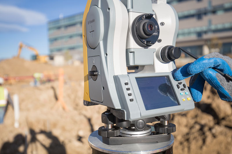 תחנת Trimble S בסדרה בשטח — ניטור ומדידה